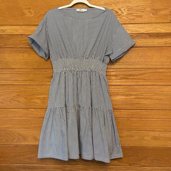 Vineyard Vines Dresses & Skirts - Vineyard Vines cotton blue and white striped short sleeve dress